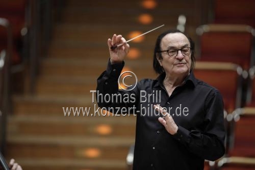 Schweizer Dirigent Charles Dutoit leitete das Royal Philharmonic Orchestra in der Philharmonie Köln (&copy; Thomas Brill)