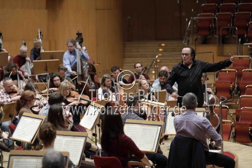 Schweizer Dirigent Charles Dutoit leitete das Royal Philharmonic Orchestra in der Philharmonie Köln (&copy; Thomas Brill)