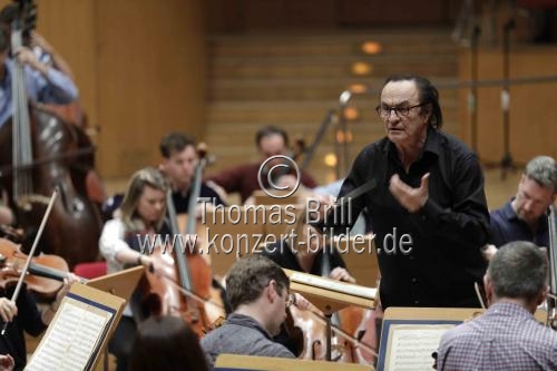 Schweizer Dirigent Charles Dutoit leitete das Royal Philharmonic Orchestra in der Philharmonie Köln (© Thomas Brill)