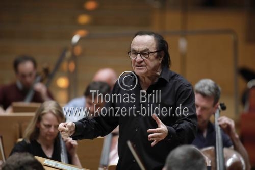Schweizer Dirigent Charles Dutoit leitete das Royal Philharmonic Orchestra in der Philharmonie Köln (&copy; Thomas Brill)