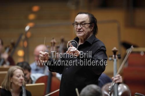 Schweizer Dirigent Charles Dutoit leitete das Royal Philharmonic Orchestra in der Philharmonie Köln (&copy; Thomas Brill)