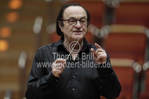 Schweizer Dirigent Charles Dutoit leitete das Royal Philharmonic Orchestra in der Philharmonie Köln (© Thomas Brill)