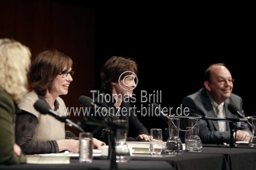 Karen Duve, Eva Gritzmann und Denis Scheck plaudern über Brust, Keule oder Löwenzahn? bei der lit.COLOGNE 2011 im Klaus-von-Bismarck-Saal des WDR-Köln (© Thomas Brill)