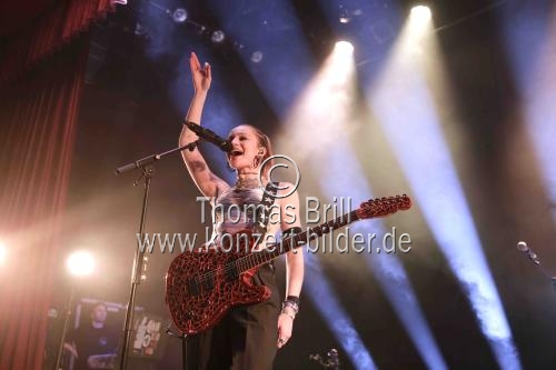 Britische Sängerin Natasha Woods alias 