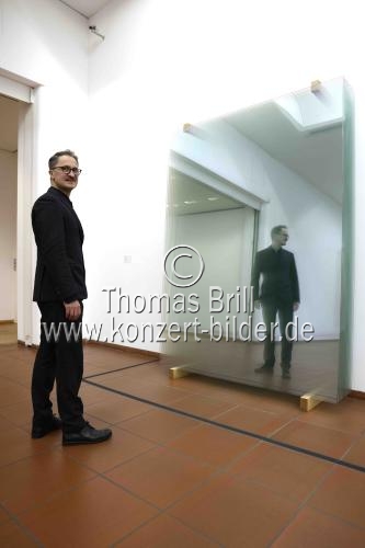 Direktor des Museum Ludwig Köln Yilmaz Dziewior im Interview anlässlich des 90. Geburtstags von Gerhard Richter im Museum Ludwig Köln (© Thomas Brill)