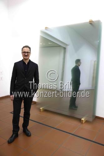Direktor des Museum Ludwig Köln Yilmaz Dziewior im Interview anlässlich des 90. Geburtstags von Gerhard Richter im Museum Ludwig Köln (© Thomas Brill)