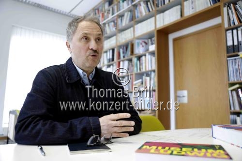 Direktor des Museum Ludwig Köln Yilmaz Dziewior im Interview bezüglich 50 Jahre Museum Ludwig im Museum Ludwig Köln (&copy; Thomas Brill)