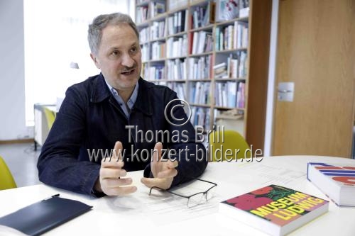 Direktor des Museum Ludwig Köln Yilmaz Dziewior im Interview bezüglich 50 Jahre Museum Ludwig im Museum Ludwig Köln (&copy; Thomas Brill)