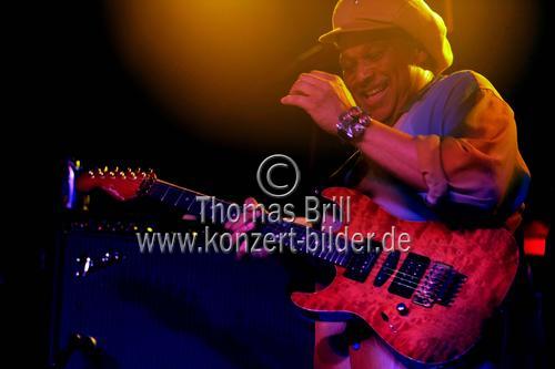 Amerikanische R&B und Funk-Band Earth, Wind & Fire Experience feat. the Al McKay Allstars gastierten in der Live Music Hall Köln (© Thomas Brill)