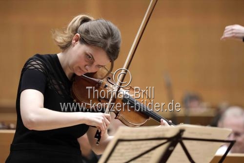 Deutsche Violinistin Veronika Eberle gastiert in Begleitung des Swedish Radio Symphony Orchestra unter der Leitung des britischen Dirigenten Daniel Harding in der Philharmonie Köln in der Philharmonie Köln (&copy; Thomas Brill)