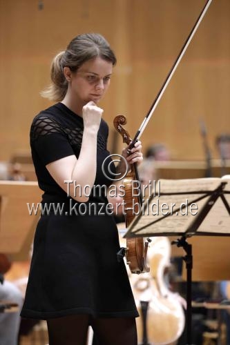 Deutsche Violinistin Veronika Eberle gastiert in Begleitung des Swedish Radio Symphony Orchestra unter der Leitung des britischen Dirigenten Daniel Harding in der Philharmonie Köln in der Philharmonie Köln (&copy; Thomas Brill)