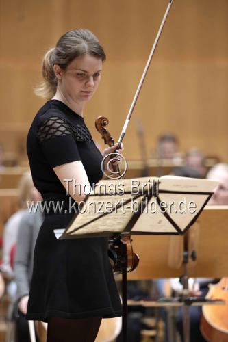 Deutsche Violinistin Veronika Eberle gastiert in Begleitung des Swedish Radio Symphony Orchestra unter der Leitung des britischen Dirigenten Daniel Harding in der Philharmonie Köln in der Philharmonie Köln (© Thomas Brill)
