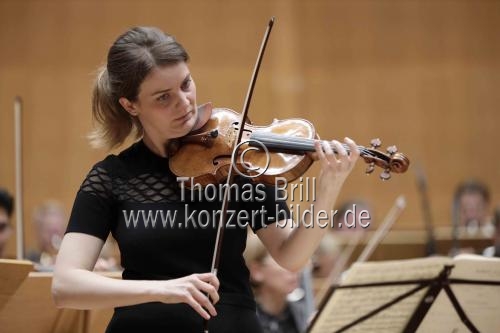 Deutsche Violinistin Veronika Eberle gastiert in Begleitung des Swedish Radio Symphony Orchestra unter der Leitung des britischen Dirigenten Daniel Harding in der Philharmonie Köln in der Philharmonie Köln (© Thomas Brill)