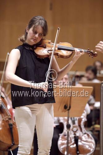 Deutsche Violinistin Veronika Eberle gastiert in Begleitung des Chamber Orchestra of Europe unter der Leitung des des kanadischen Dirigenten Yannick Nézet-Séguin in der Philharmonie Köln (© Thomas Brill)
