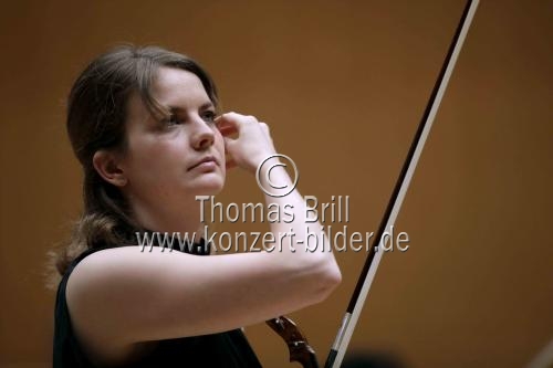 Deutsche Violinistin Veronika Eberle gastiert in Begleitung des Chamber Orchestra of Europe unter der Leitung des des kanadischen Dirigenten Yannick Nézet-Séguin in der Philharmonie Köln (© Thomas Brill)