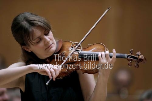 Deutsche Violinistin Veronika Eberle gastiert in Begleitung des Chamber Orchestra of Europe unter der Leitung des des kanadischen Dirigenten Yannick Nézet-Séguin in der Philharmonie Köln (© Thomas Brill)