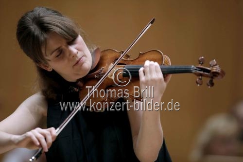 Deutsche Violinistin Veronika Eberle gastiert in Begleitung des Chamber Orchestra of Europe unter der Leitung des des kanadischen Dirigenten Yannick Nézet-Séguin in der Philharmonie Köln (© Thomas Brill)
