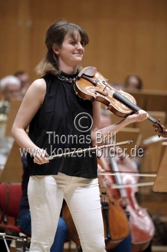 Deutsche Violinistin Veronika Eberle gastiert in Begleitung des Chamber Orchestra of Europe unter der Leitung des des kanadischen Dirigenten Yannick Nézet-Séguin in der Philharmonie Köln (© Thomas Brill)