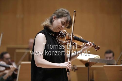 Deutsche Violinistin Veronika Eberle gastiert in Begleitung des Chamber Orchestra of Europe unter der Leitung des des kanadischen Dirigenten Yannick Nézet-Séguin in der Philharmonie Köln (© Thomas Brill)