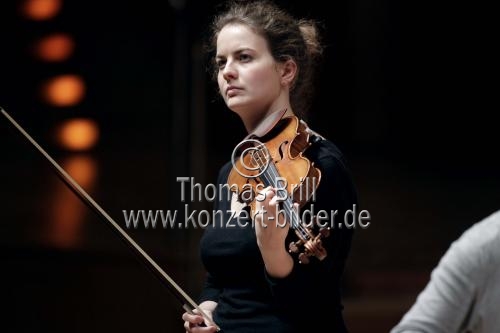 Deutsche Violinistin Veronika Eberle gastiert in Begleitung des Kölner Kammerorchester unter der Leitung des deutschen Dirigenten Christoph Poppen in der Philharmonie Köln (© Thomas Brill)