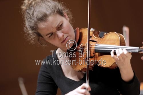 Deutsche Violinistin Veronika Eberle gastiert in Begleitung des Kölner Kammerorchester unter der Leitung des deutschen Dirigenten Christoph Poppen in der Philharmonie Köln (© Thomas Brill)