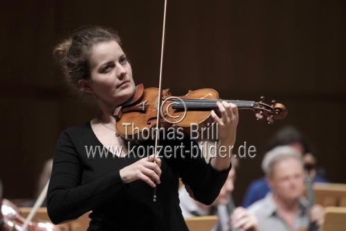 Deutsche Violinistin Veronika Eberle gastiert in Begleitung des Kölner Kammerorchester unter der Leitung des deutschen Dirigenten Christoph Poppen in der Philharmonie Köln (© Thomas Brill)