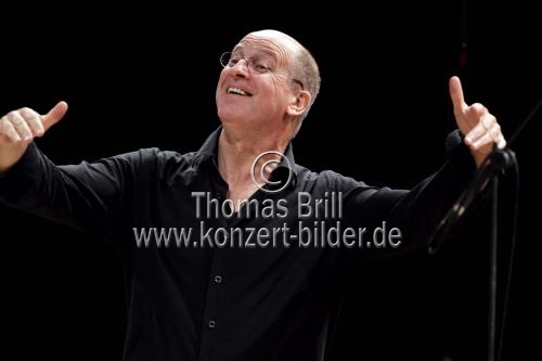 Deutsche Dirigent Werner Ehrhardt leitet des Ensembles L’arte del mondo im Klaus-von-Bismarck-Saal Köln (&copy; Thomas Brill)