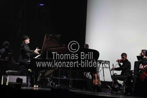 Italienische Pianist Ludovico Einaudi gastiert mit seinem Ensemble auf seiner 