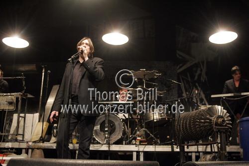 Deutsche experimentelle Rock-Band Einstürzende Neubauten gastiert mit Sänger Blixa Bargeld auf ihrer 