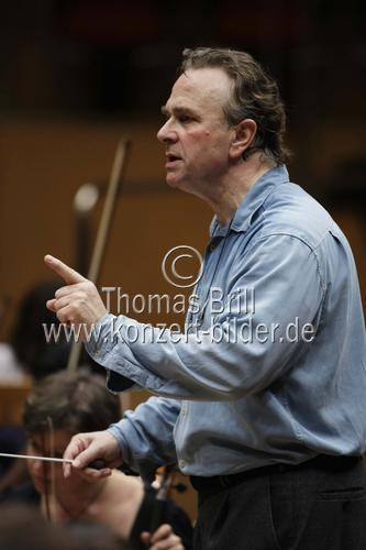 Britische Dirigent Sir Mark Elder leitet das Hallé Orchestra Manchester in der Philharmonie Köln (&copy; Thomas Brill)