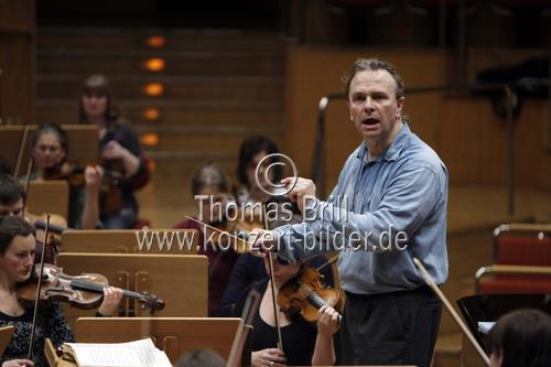 Britische Dirigent Sir Mark Elder leitet das Hallé Orchestra Manchester in der Philharmonie Köln (&copy; Thomas Brill)