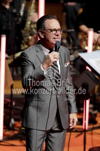Amerikanische Jazzsänger Kurt Elling gastiert in Begleitung  der WDR Big Band Köln unter der Leitung des amerikanischen Jazz-Arrangeurs Bob Mintzer in der Kölner Philharmonie (&copy; Thomas Brill)