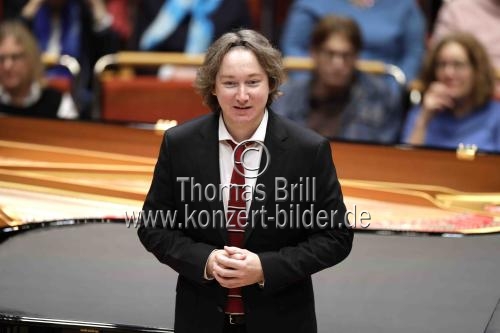 Russische Dirigent Maxim Emelyanychev leitet das Gürzenich Orchester Köln in der Kölner Philharmonie (&copy; Thomas Brill)