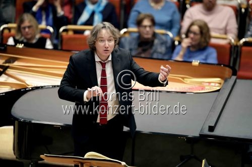 Russische Dirigent Maxim Emelyanychev leitet das Gürzenich Orchester Köln in der Kölner Philharmonie (&copy; Thomas Brill)
