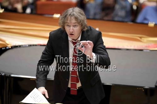 Russische Dirigent Maxim Emelyanychev leitet das Gürzenich Orchester Köln in der Kölner Philharmonie (&copy; Thomas Brill)