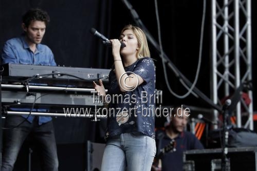 Französische Sängerin und Schauspielerin Louane Emera gastiert auf ihrer 