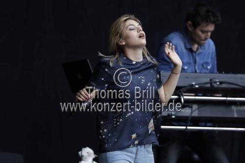 Französische Sängerin und Schauspielerin Louane Emera gastiert auf ihrer 