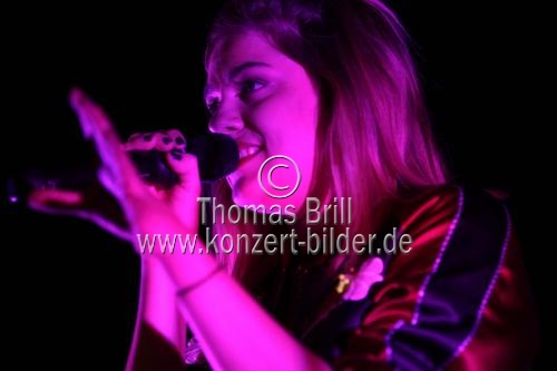 Französische Sängerin und Schauspielerin Louane Emera gastiert auf ihrer 