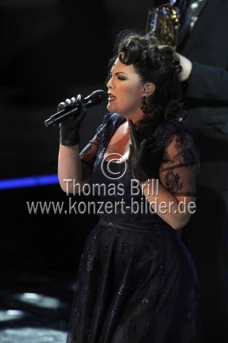 Niederländische Pop- und Jazzsängerin Caro Emerald beim Finales von Germanys next Topmodel in der Lanxess-Arena Köln (&copy; Thomas Brill)