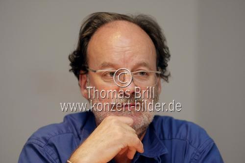 Verleger und Filmproduzent Hejo Emons in den Büroräumen des Emons Verlag Köln (© Thomas Brill)