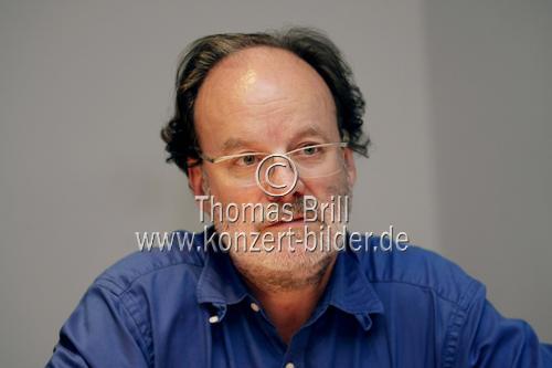 Verleger und Filmproduzent Hejo Emons in den Büroräumen des Emons Verlag Köln (© Thomas Brill)