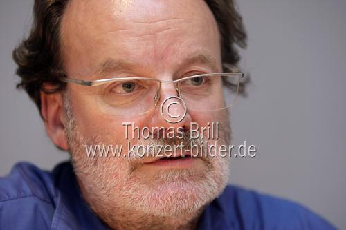 Verleger und Filmproduzent Hejo Emons in den Büroräumen des Emons Verlag Köln (&copy; Thomas Brill)