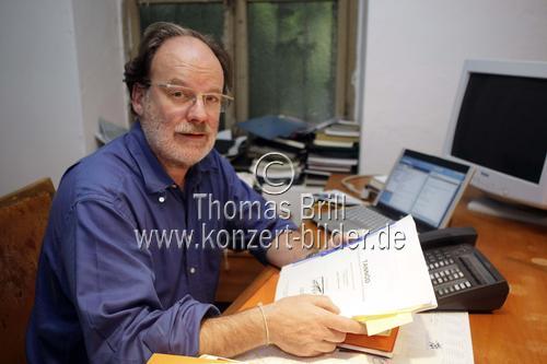 Verleger und Filmproduzent Hejo Emons in den Büroräumen des Emons Verlag Köln (&copy; Thomas Brill)
