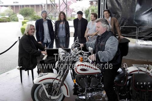 Deutsche Musiker Tommy Engel und Jürgen Fritz eröffnen am 11. Mai 2013 die Open Air Saison am Tanzbrunnen Köln (&copy; Thomas Brill)