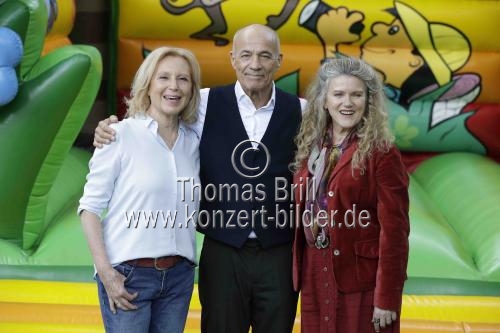 Deutsche Schauspieler Maren Kroymann, Heiner Lauterbach und Barbara Sukowa bei den Dreharbeiten für „Enkel für Anfänger“ am Dellbrücker Mauspfad in Köln (© Thomas Brill)