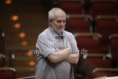 Ungarische Dirigent Peter Eötvös leitet das Königliche Concertgebouworchester Amsterdam in der Philharmonie Köln (&copy; Thomas Brill)