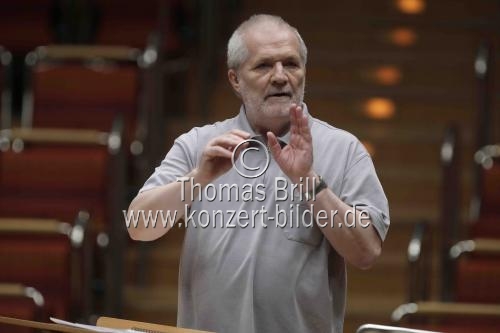 Ungarische Dirigent Peter Eötvös leitet das Königliche Concertgebouworchester Amsterdam in der Philharmonie Köln (&copy; Thomas Brill)