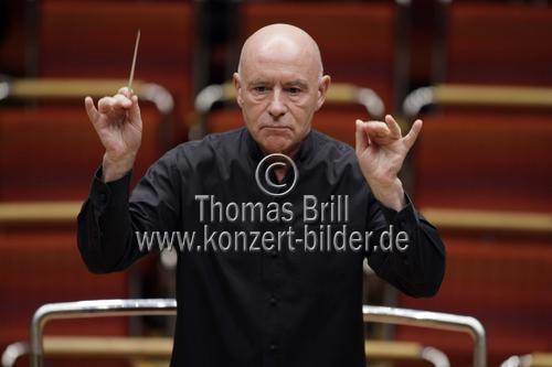 Deutsche Dirigent Christoph Eschenbach leitet die Wiener Philharmoniker in der Philharmonie Köln (© Thomas Brill)