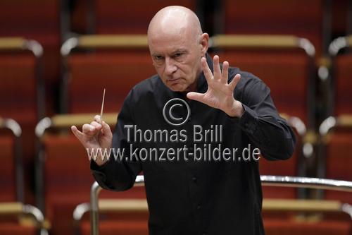 Deutsche Dirigent Christoph Eschenbach leitet die Wiener Philharmoniker in der Philharmonie Köln (© Thomas Brill)