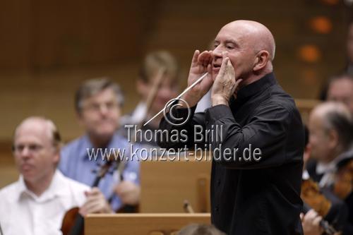 Deutsche Dirigent Christoph Eschenbach leitet die Wiener Philharmoniker in der Philharmonie Köln (&copy; Thomas Brill)